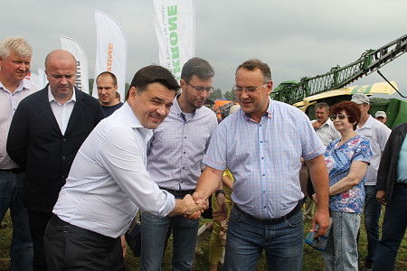 Губернатор Подмосковья осмотрел технику на агропромышленной выставке в Истре.